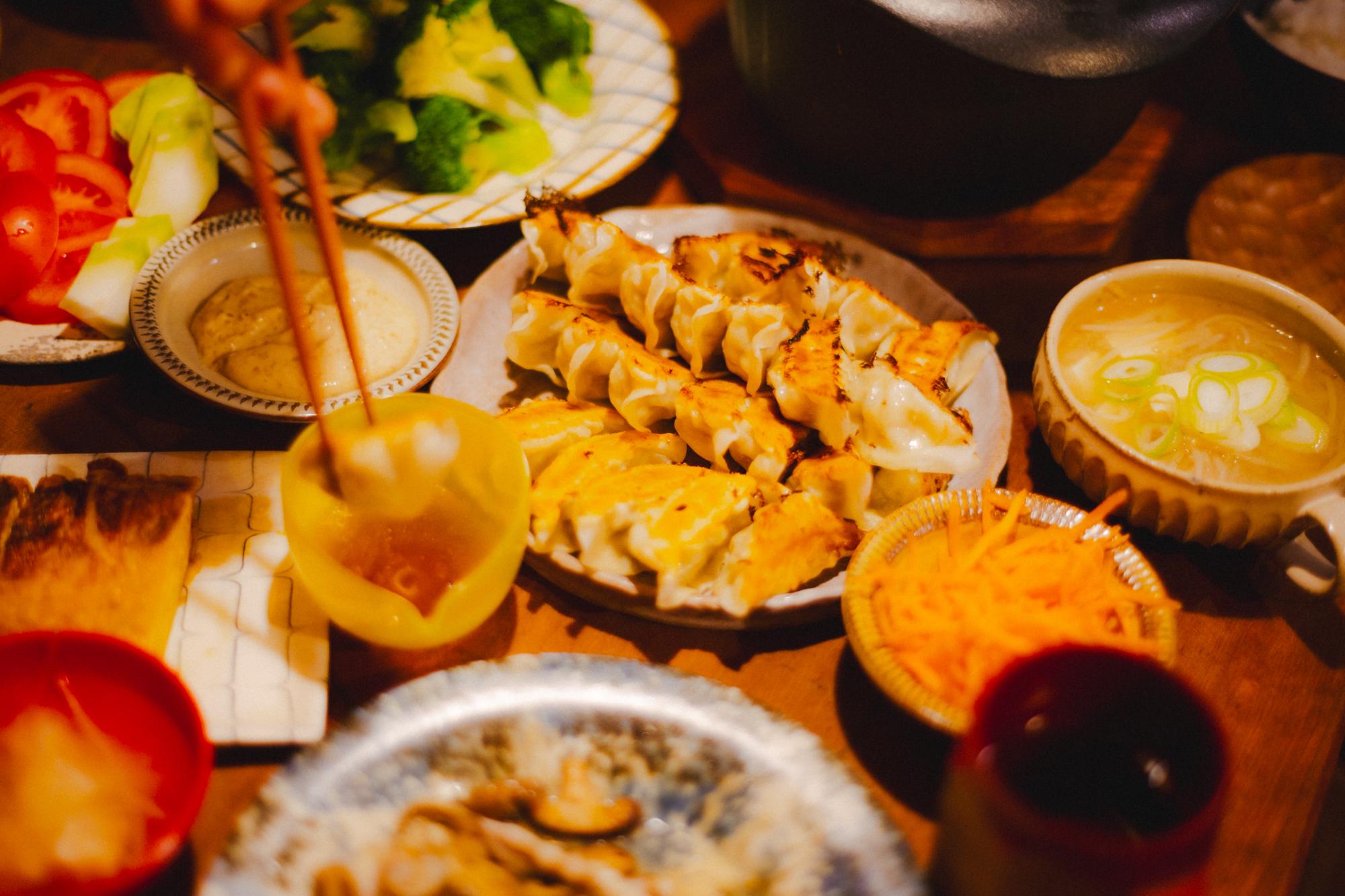 食卓に並ぶ餃子の画像です。