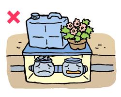 メーターボックスの上にポリタンクや鉢に植えられた花が置かれているイラスト