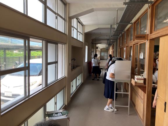 廊下に設置された投票スペースで生徒達が投票用紙に書いている様子の写真