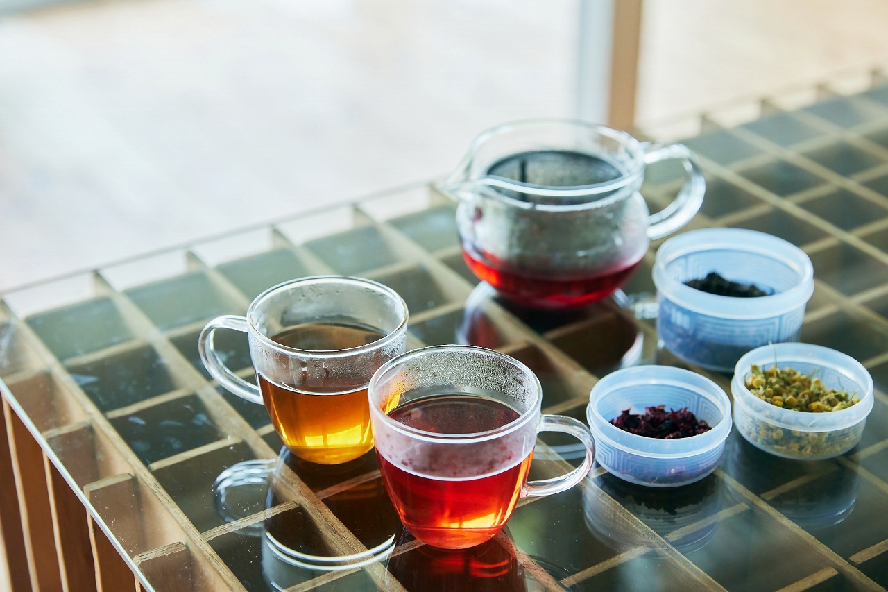 お茶が入ったグラスと急須と香料