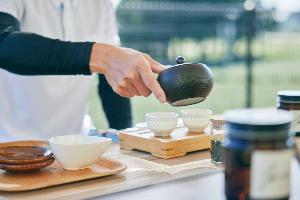 お茶を注いでいる様子