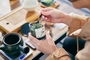 瓶から茶葉を取り出している写真