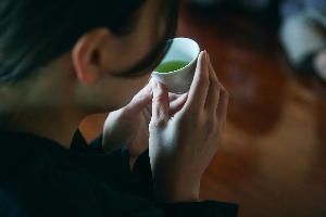 お茶を飲んでいる様子