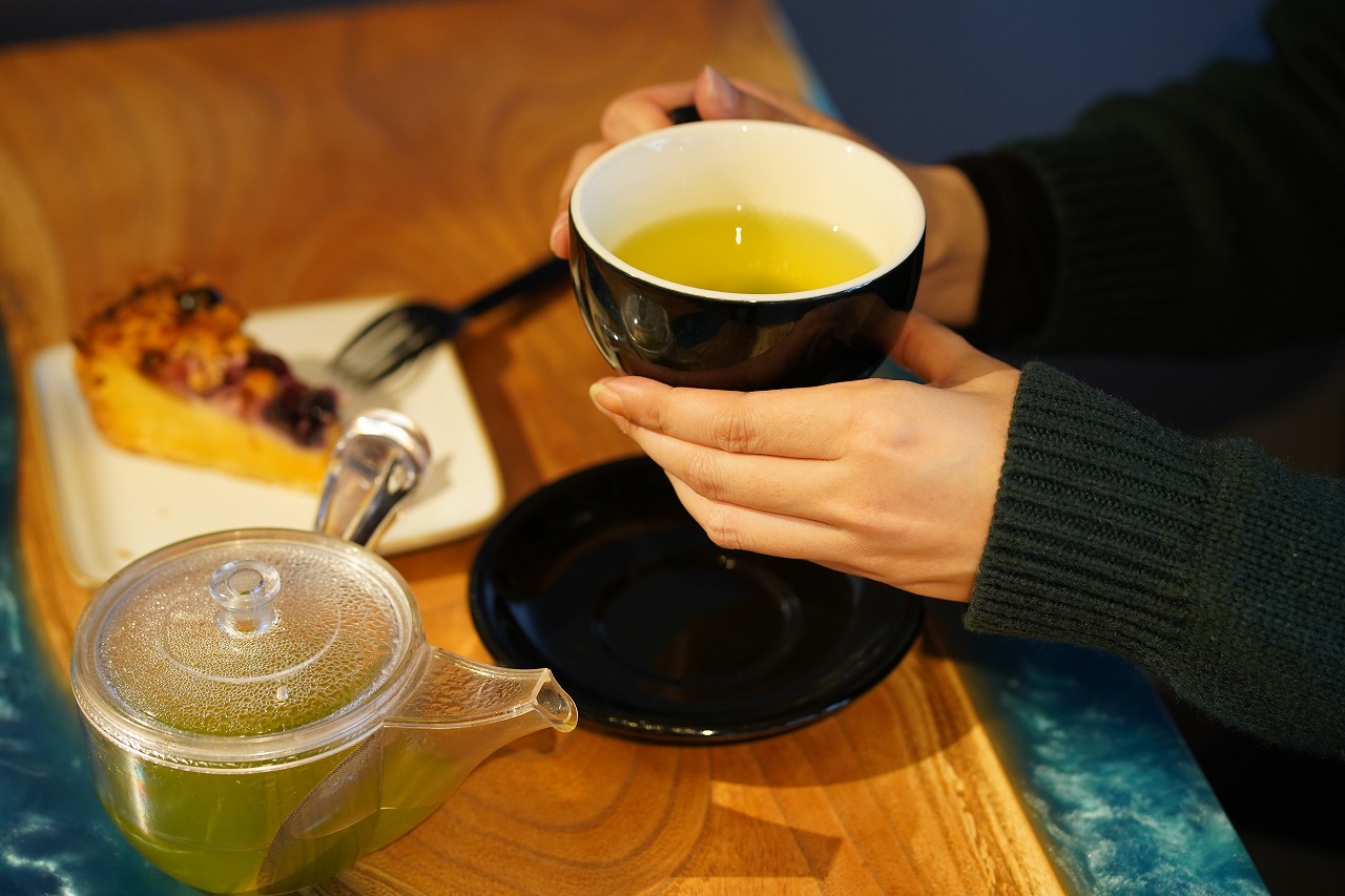 おうちで知覧茶を飲んでいる写真