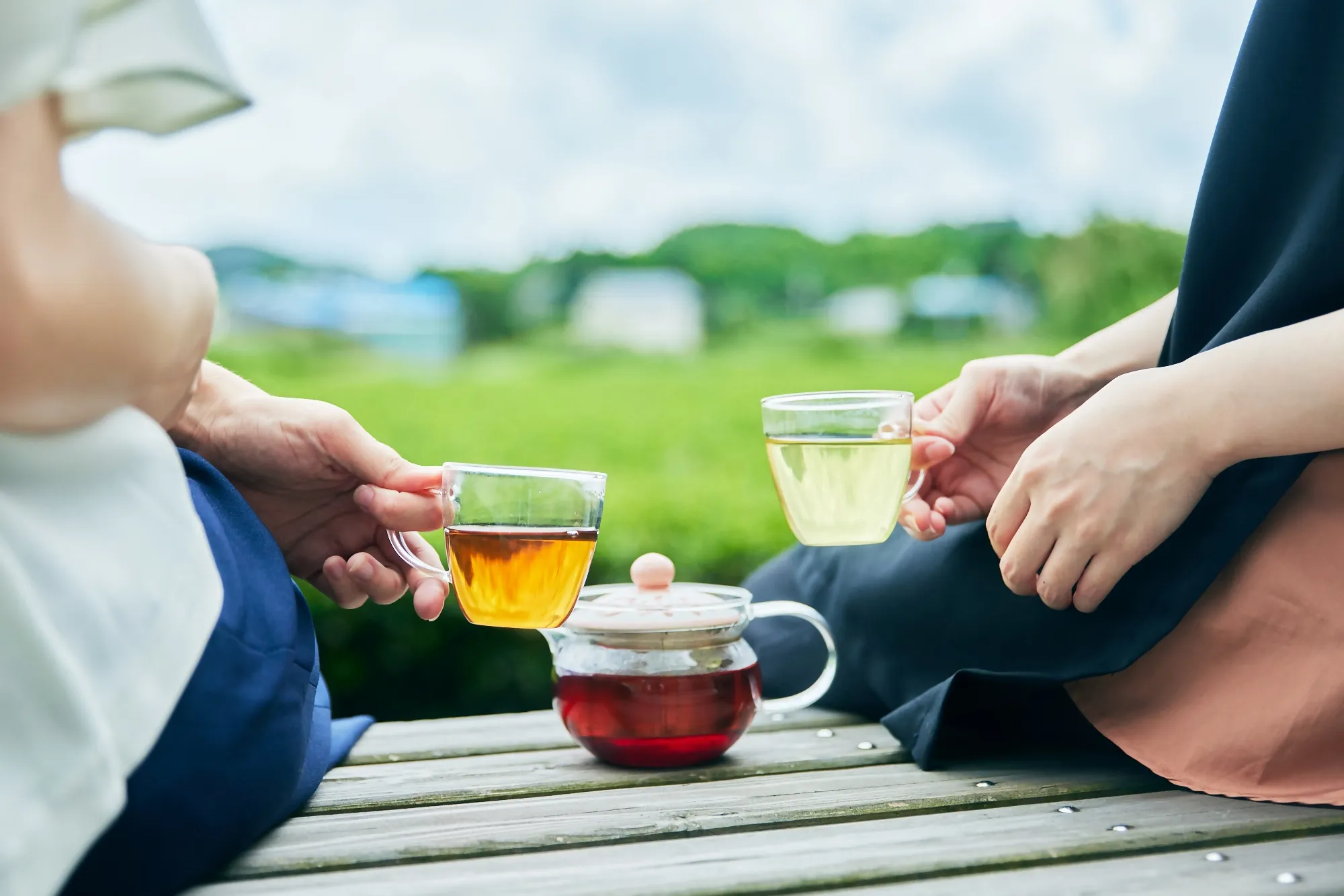 茶畑と前でお茶を楽しんでいる写真