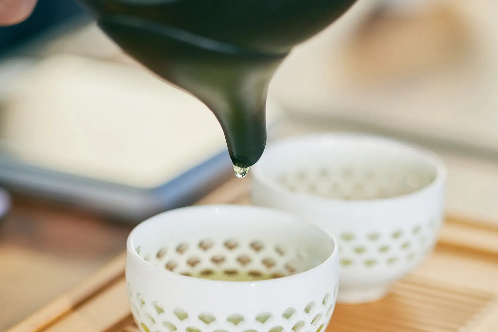 お茶を注いでいる写真