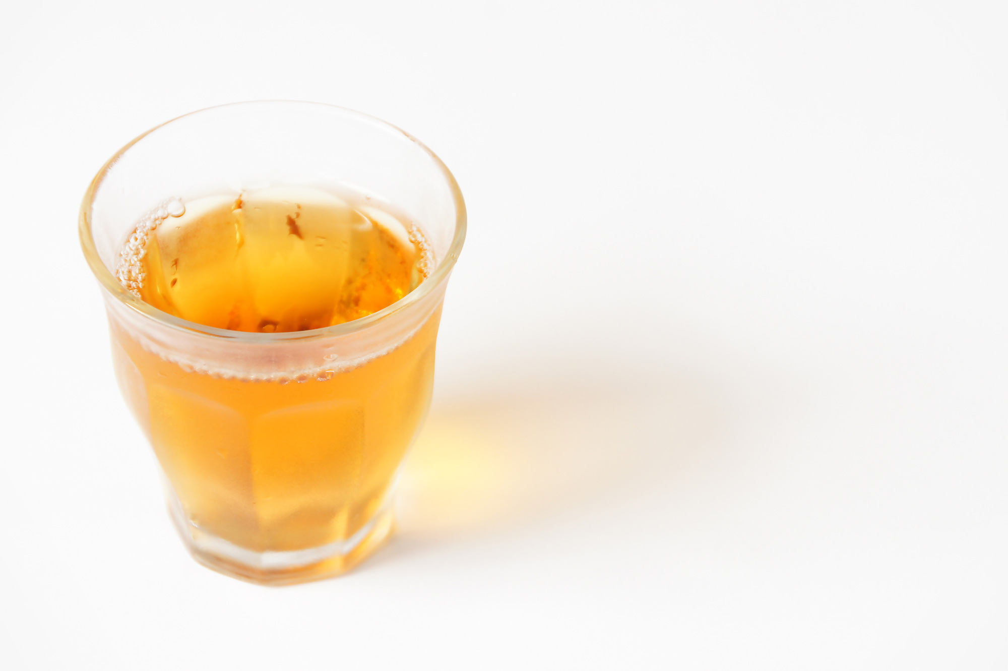 グラスに注がれた烏龍茶