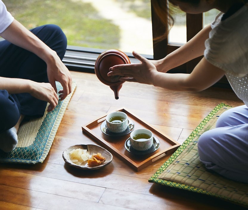 縁側で茶のみをしている写真