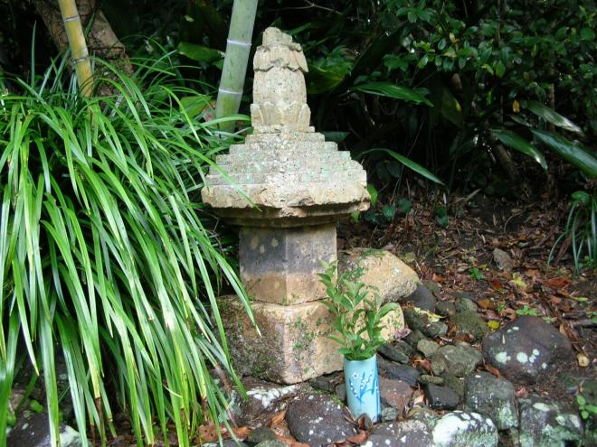 小ぶりで宝珠の部分が細長い石造りの宝篋印塔の写真