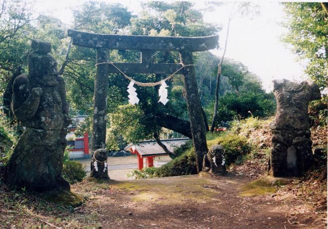 石鳥居の手前左右に2体の狛犬、その手前に1対の仁王像が立ち、右側は頭部のない仁王像が立っている大野嶽神社の写真