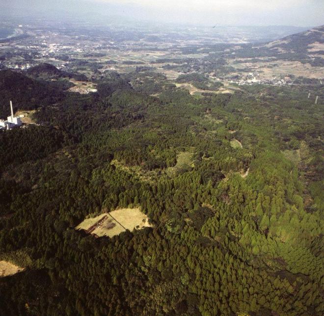 現在は木々が生い茂る山になっている頴娃城跡を上空から撮影した写真