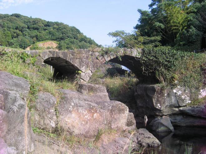 石造りで上路式アーチの矢櫃橋を横から撮影した写真