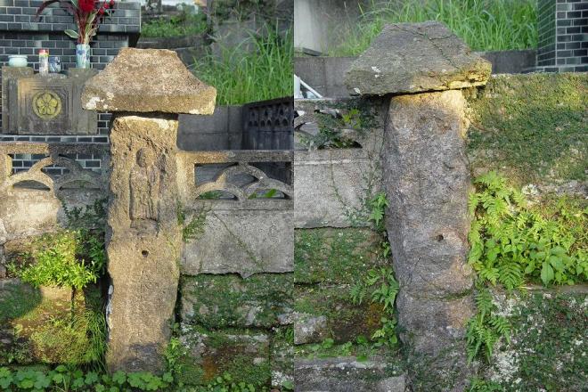 シダ植物が生える墓地に所在する塔身部分に地蔵が彫られた、左:彫られた地蔵の下に奉造立庚申と彫刻された六地蔵塔、右:笠の上の宝珠が失われた六地蔵塔の写真