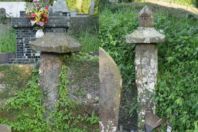 シダ植物が生える墓地に所在する塔身部分に地蔵が彫られた、左:笠の上の宝珠が失われた六地蔵塔の写真、右:笠が五輪塔の火輪部に置き替えられた六地蔵塔の写真