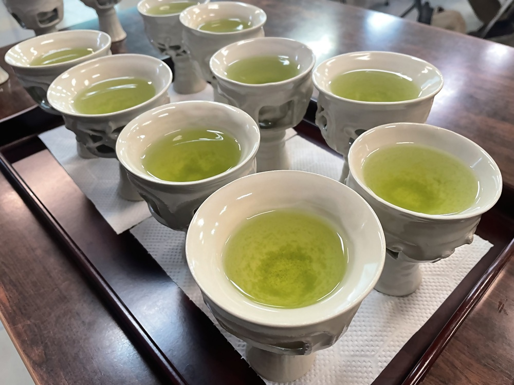 馬上杯レプリカに入ったお茶を提供