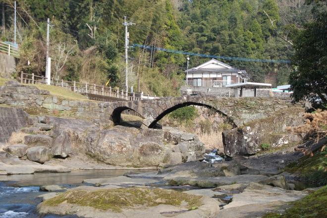川辺から矢櫃橋を全体が写るようにすこし遠目に撮影した写真