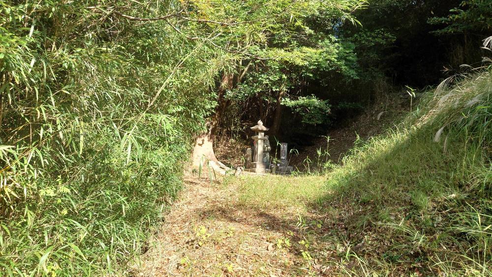山の中に石灯篭や住職の墓などが残る昔のお寺跡
