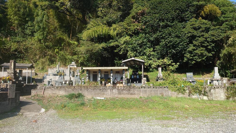 現在は集落の墓地となっている昔のお寺跡