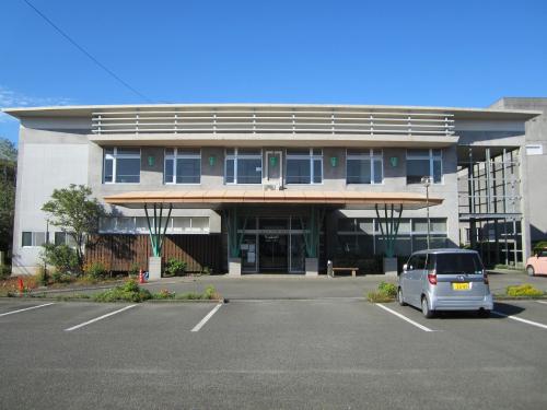 グレーの外観で、正面入り口前には雨除けの屋根が設けられた「ふれあいセンターわくわく川辺」の外観写真
