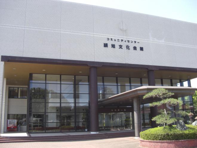 2階建ての建物で玄関がガラス張りになっているコミュニティセンター頴娃文化会館の写真