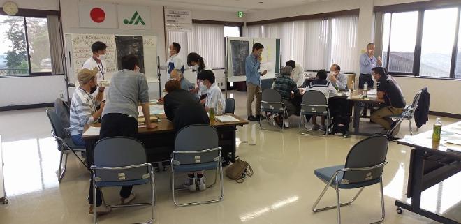 各グループに分かれて意見交換が行われている様子の写真