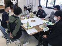 テーブルに置かれた資料を元に意見交換が行われている様子の写真