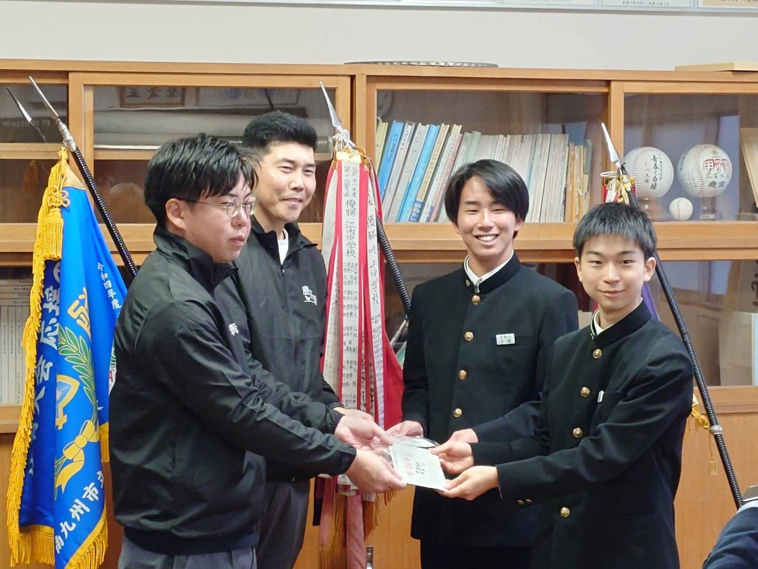 中学卒業生へ桜知覧茶を贈呈