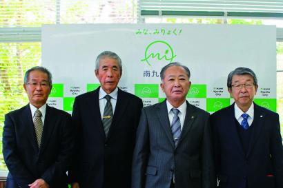 南九州市のバックボードの前で4名の男性が横に並んで写した記念写真