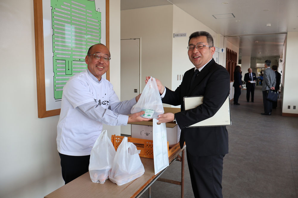 転入教職員服務宣誓式 ~薩摩鶏心会特産品でおもてなし~の様子
