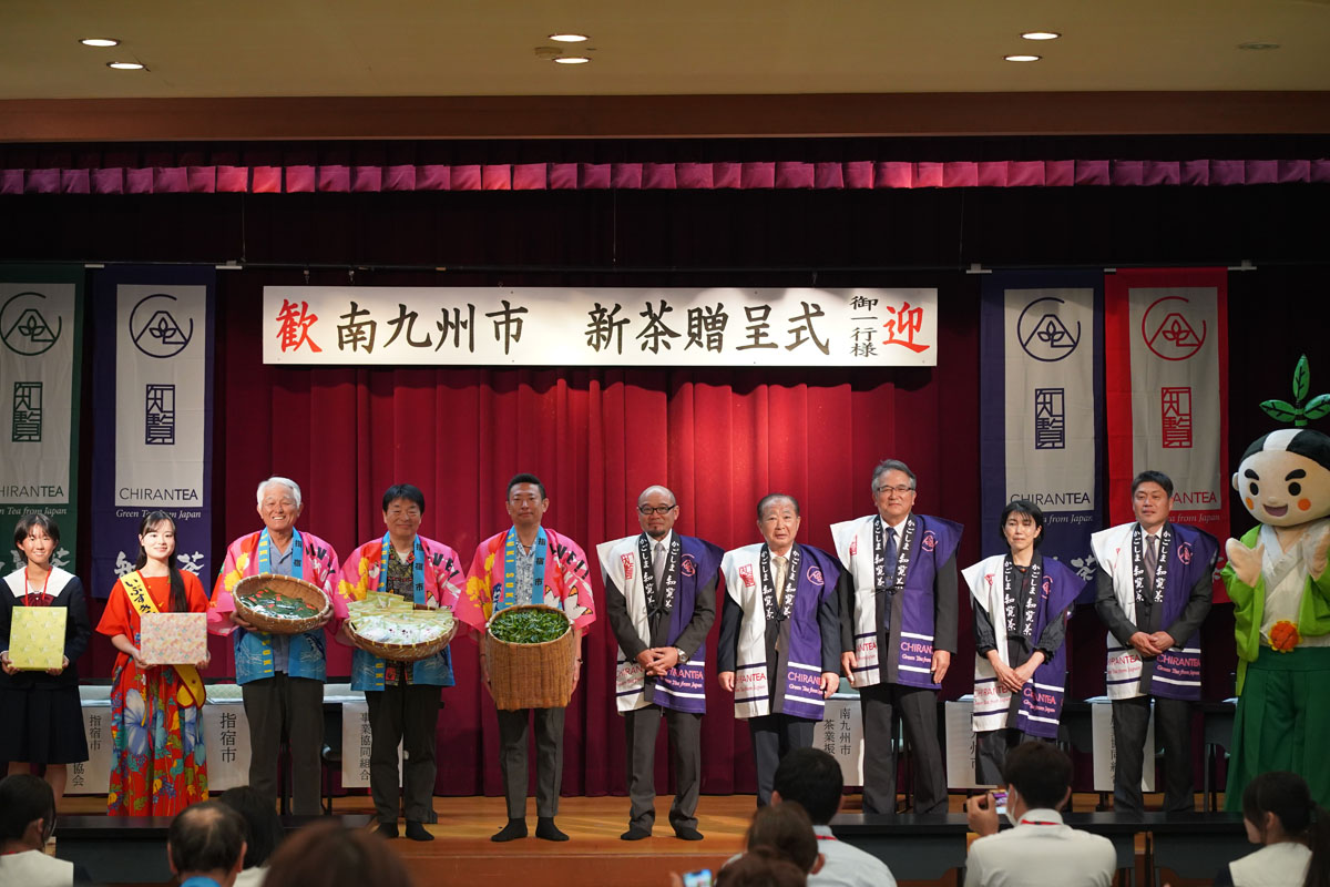 新茶贈呈式の様子