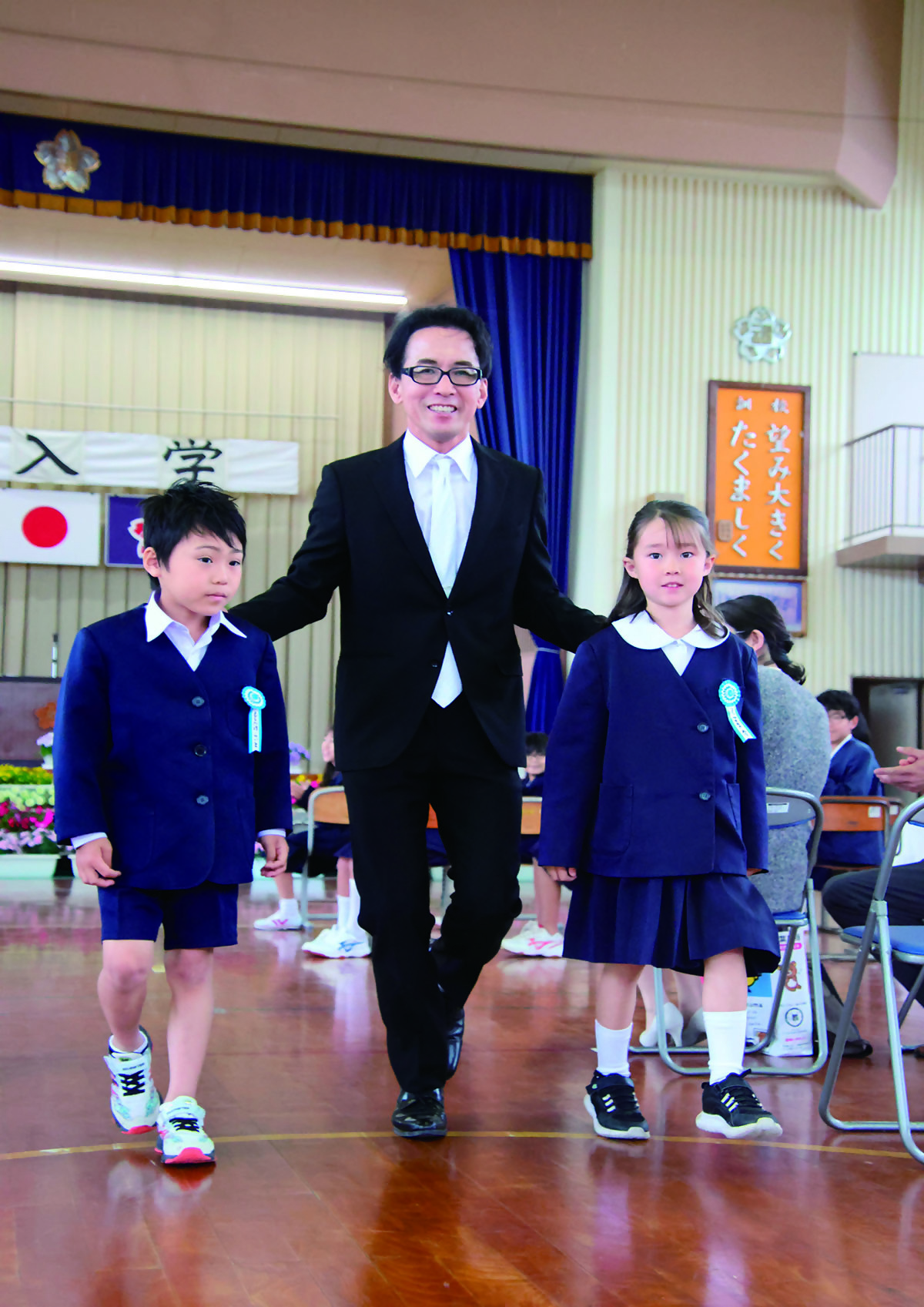 広報南九州4月号表紙 中福良小学校入学式の様子