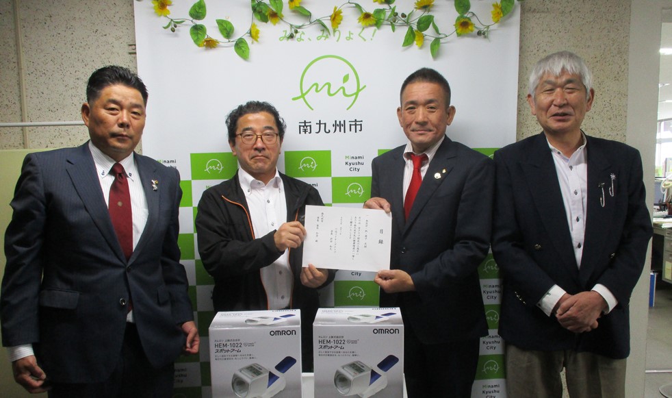 川辺ライオンズクラブ血圧計贈呈の様子