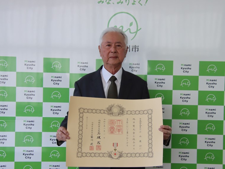 山内廣行さんが88歳高齢者叙勲旭日双光章受章した様子