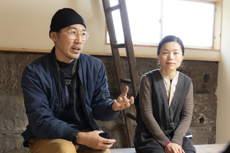 ご夫婦がインタビューを受けている様子