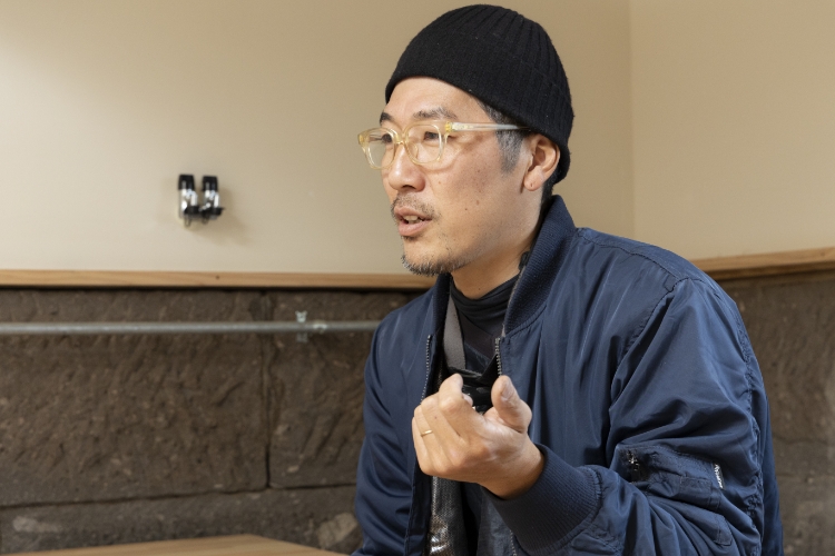 インタビューを受けている様子