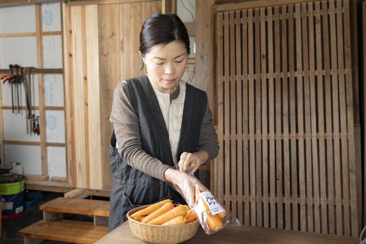 人参を袋詰めしている様子