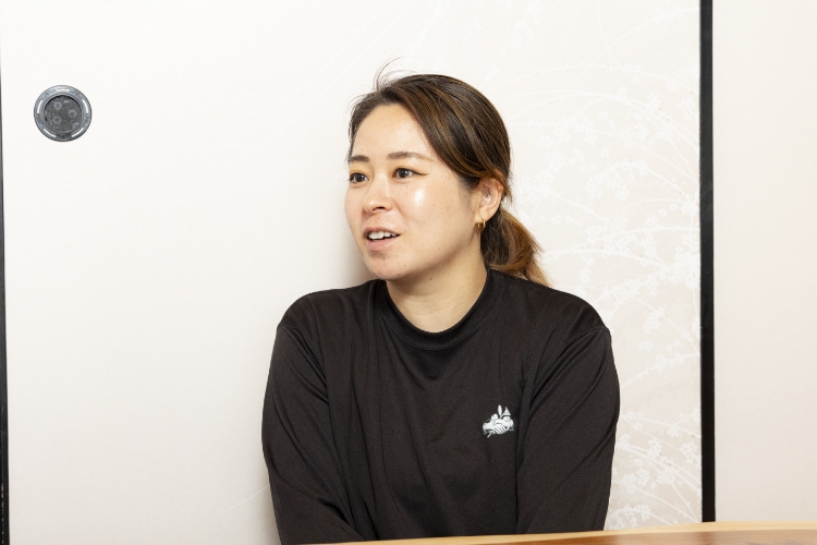 インタビューを受けている様子