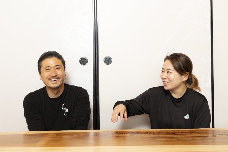 ご夫婦がインタビューを受けている様子