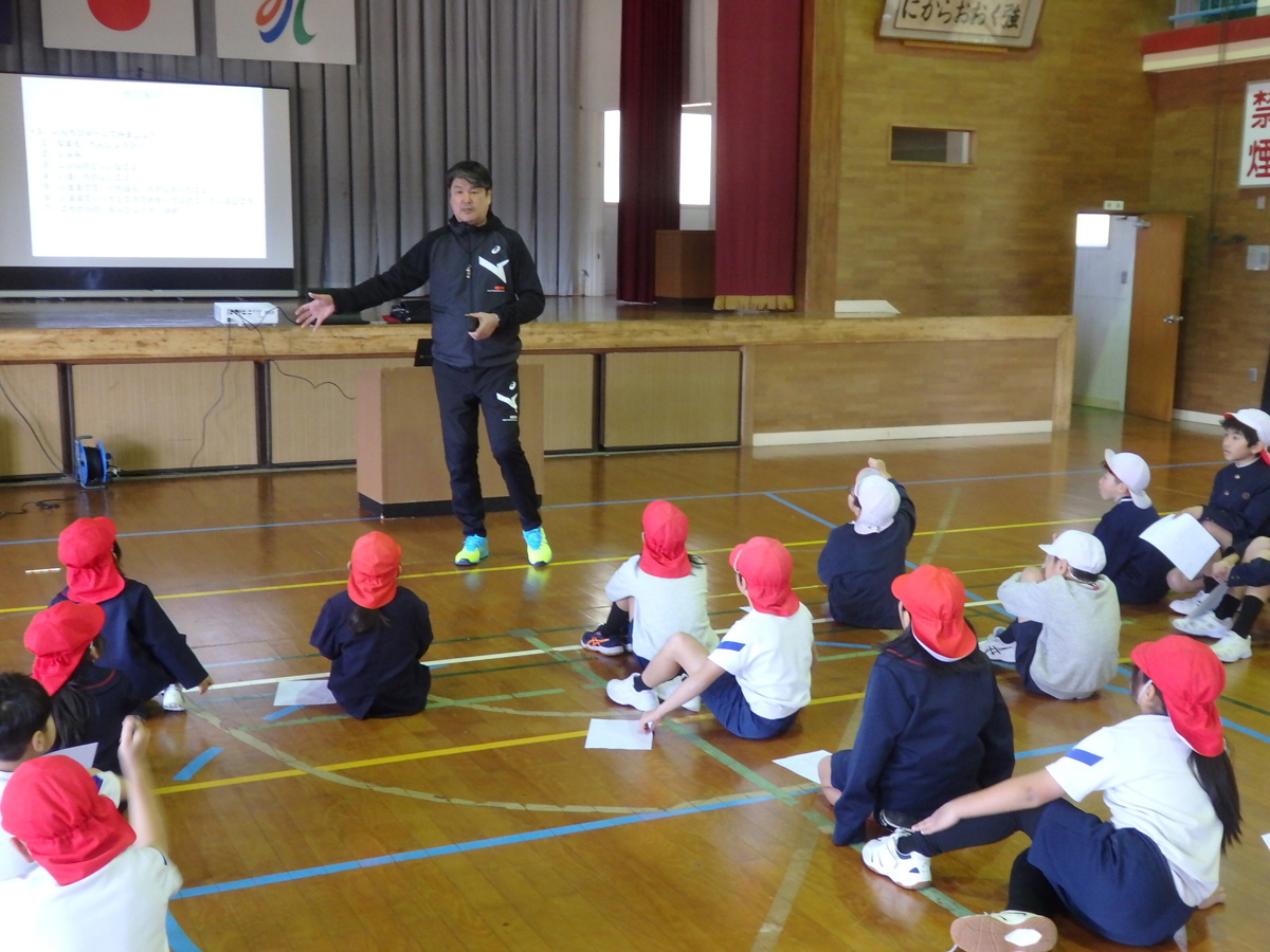松ヶ浦小に元日本代表監督がやってきた様子