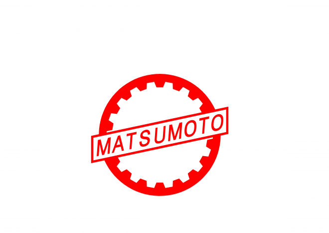 赤いカラーで、内側が歯車になった部品をモチーフにした松元機工株式会社のロゴマーク