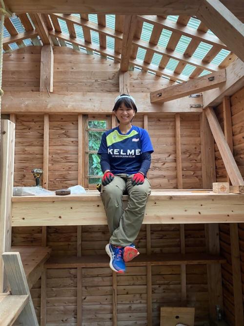 再生中の空き家で笑顔の佐藤さん