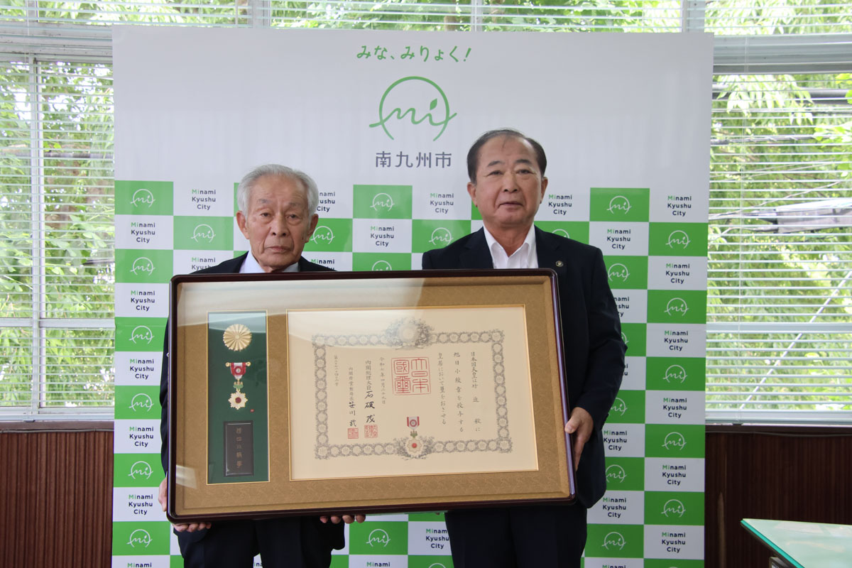 竹迫毅さんが春の叙勲「旭日小綬章」を受章し,市長を表敬訪問した様子