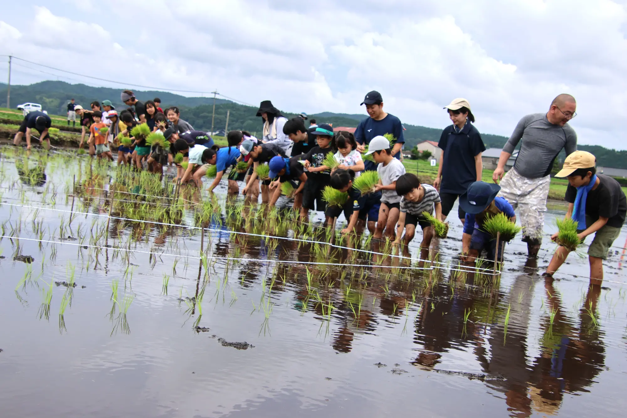 田んぼを彩る泥だらけのアーティスト ~田んぼアートの田植え~