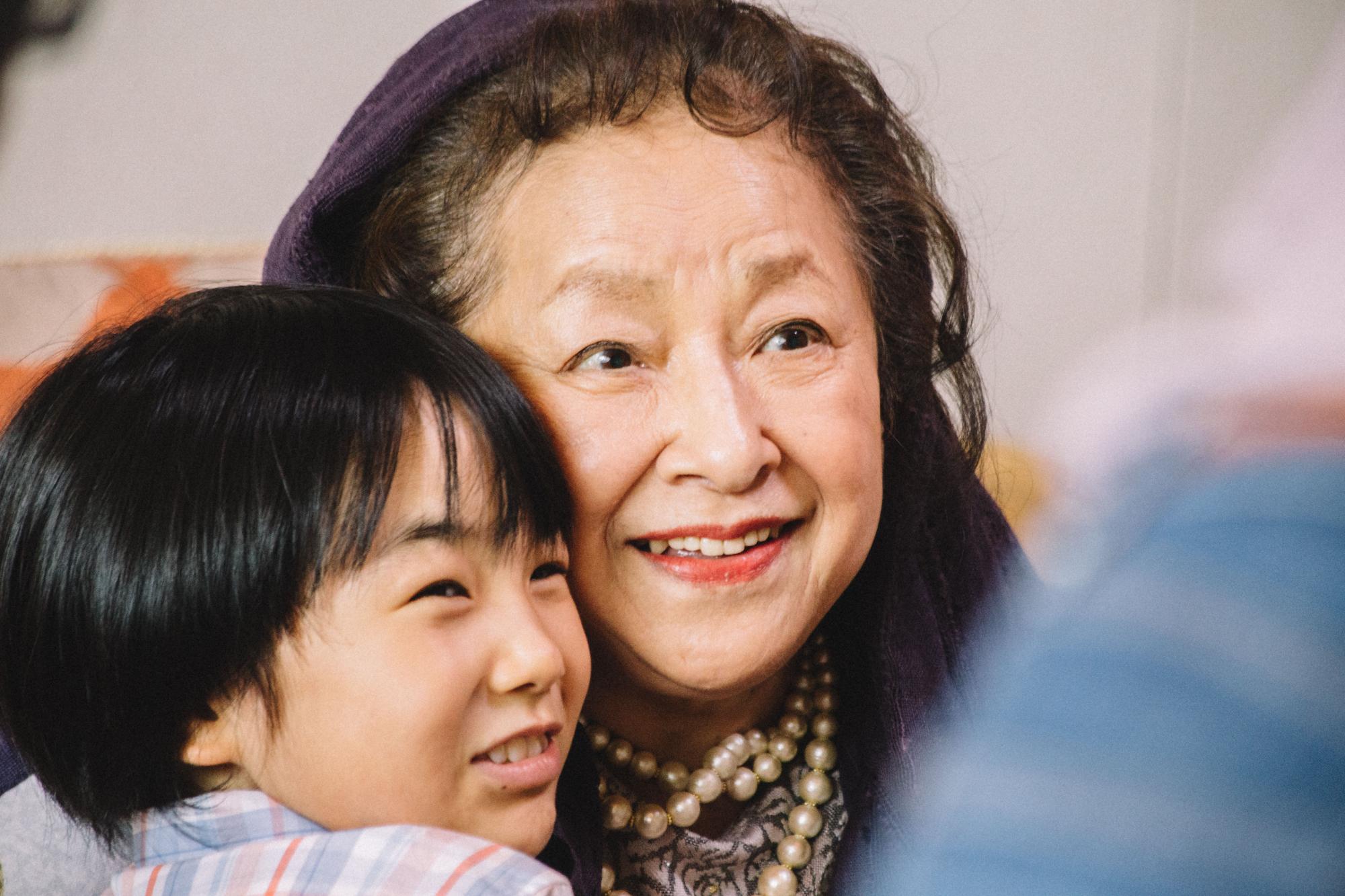 映画「ばあばは,だいじょうぶ」の画像です。おばあちゃんと孫が寄り添っている画像です。