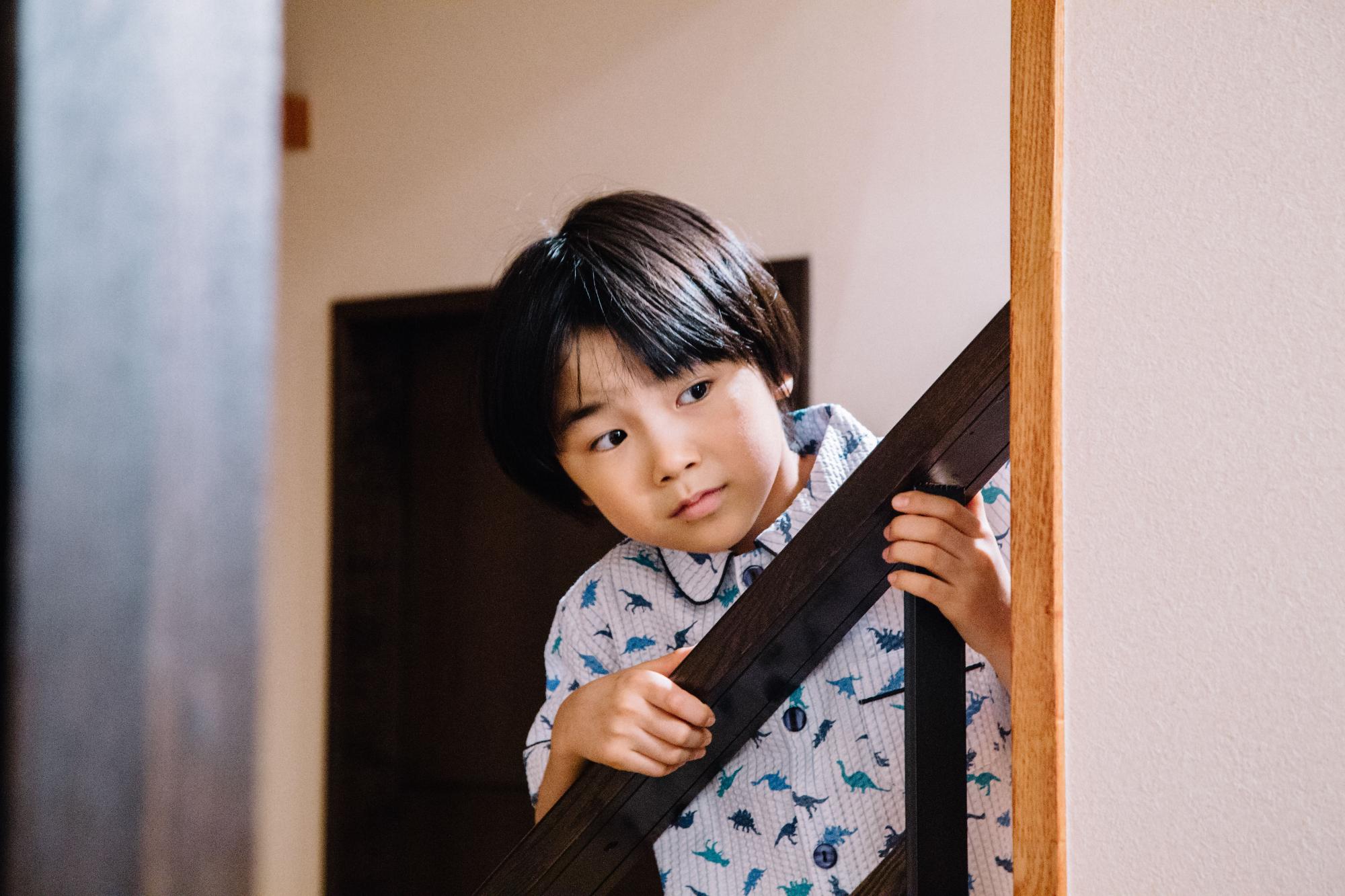 映画「ばあばは,だいじょうぶ」の画像です。男の子が心配そうに見ている画像です。