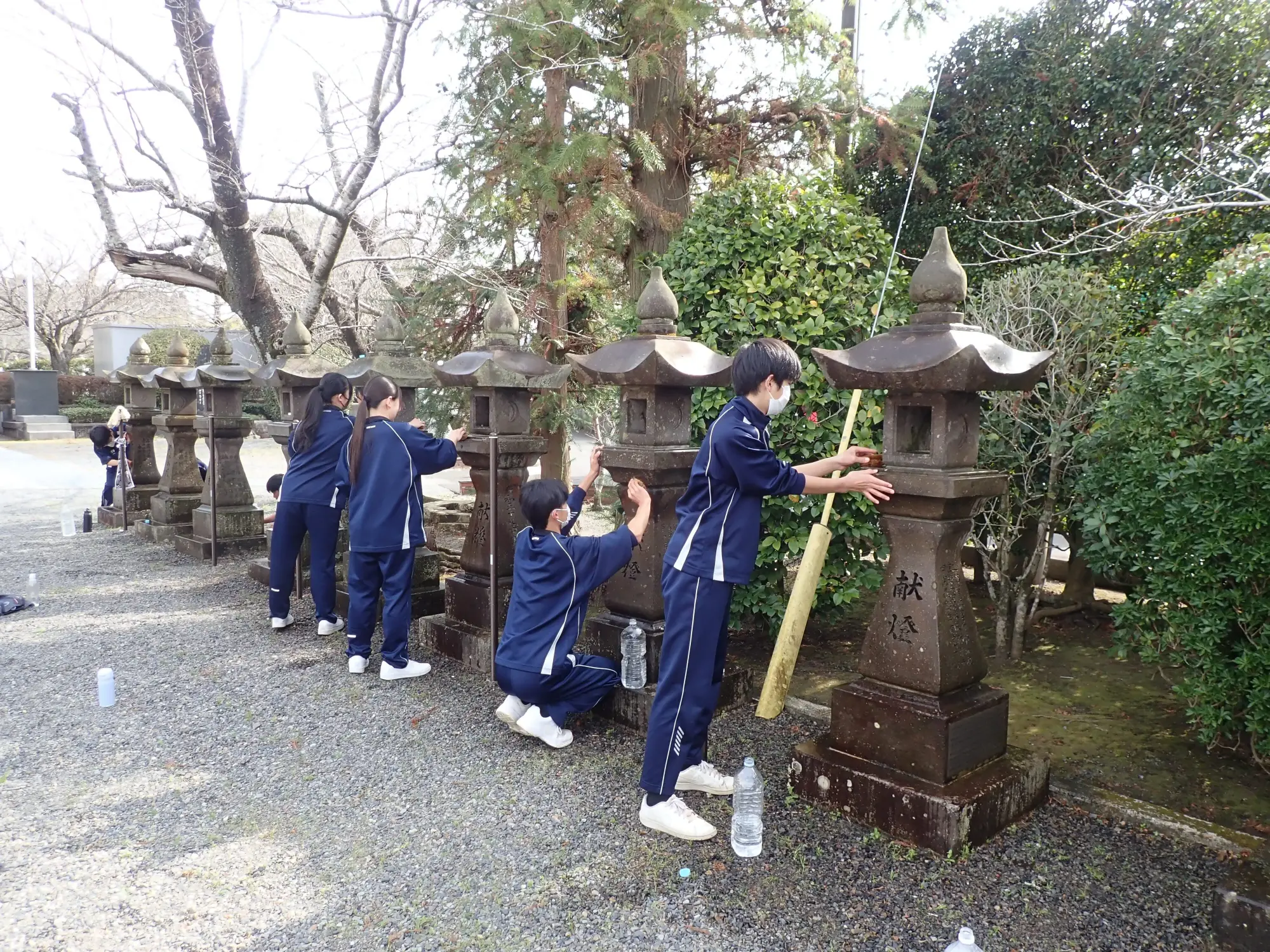 「平和への願いを込めて」石灯籠磨き