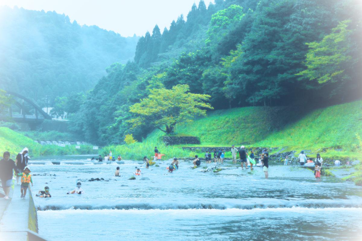 大きな川と、そこで遊ぶ人々の写真