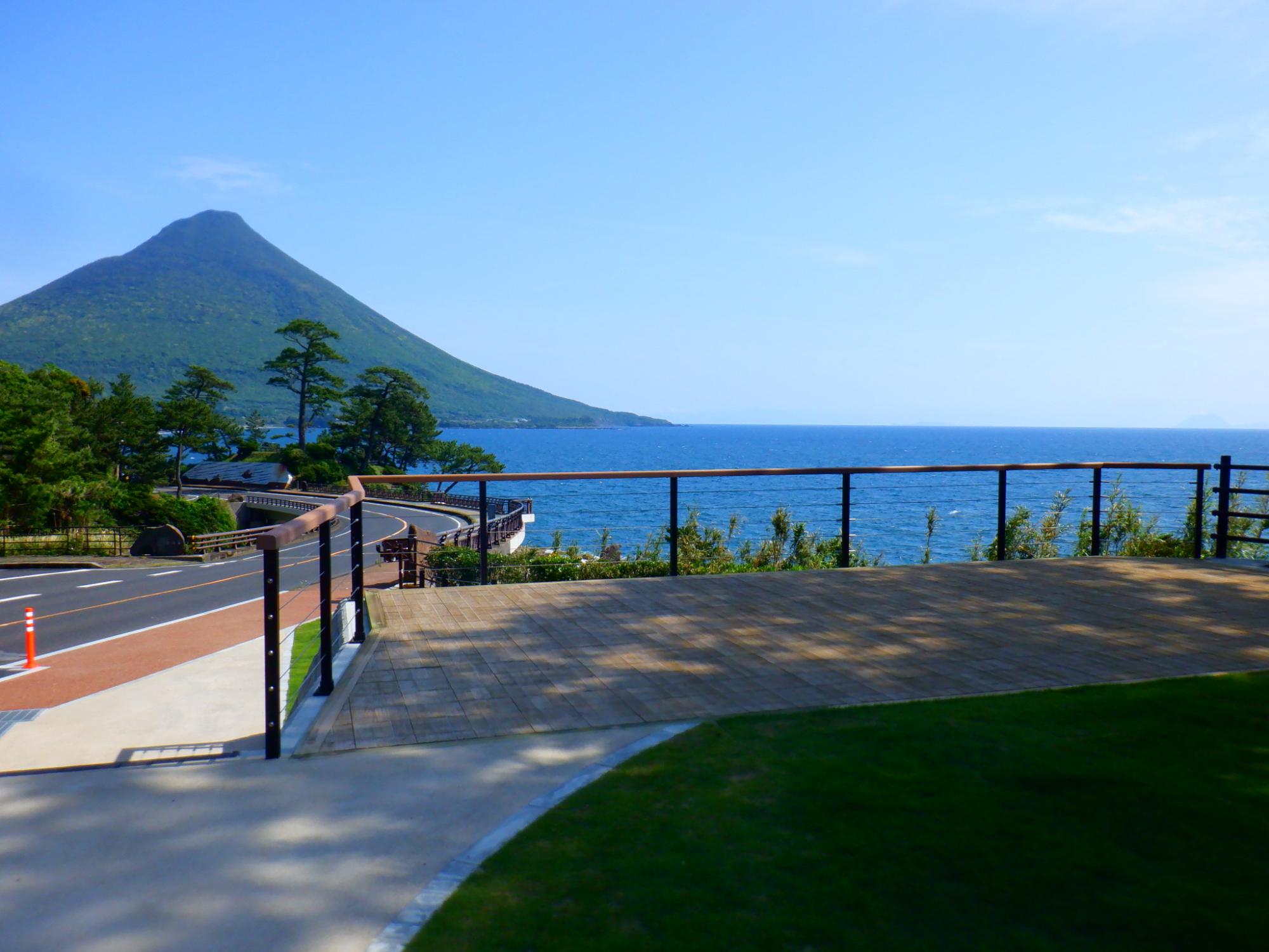 ボードデッキから開聞岳と海を見渡す写真