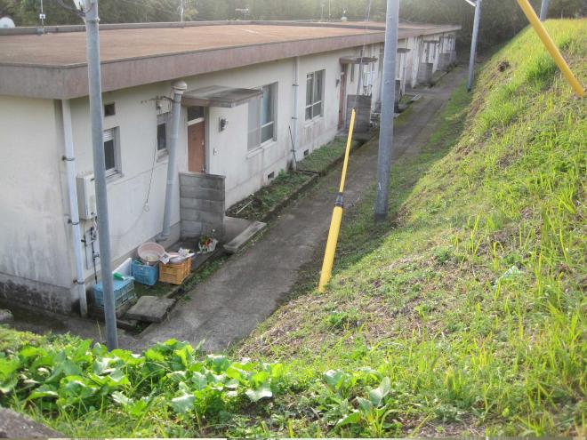 横に長く、屋根が平らで平屋建ての市営住宅 公営別府団地を高い位置から見下ろす感じで写した写真