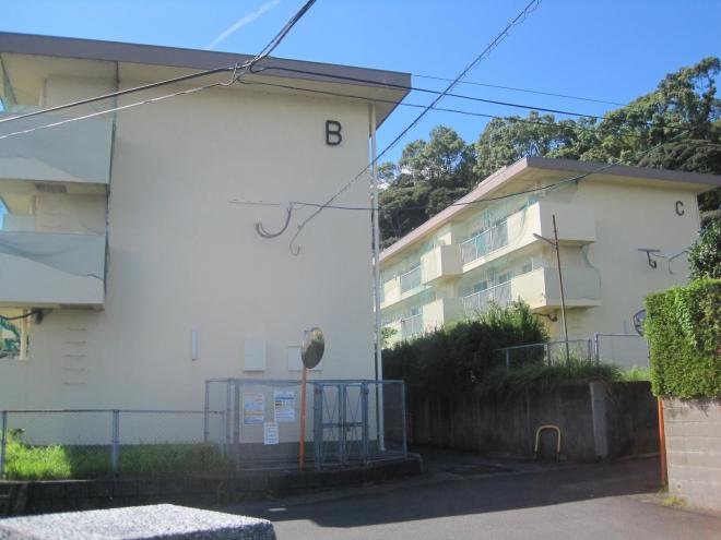 クリーム色の外壁で3階建ての建物の側面右上にそれぞれ「B」と「C」と書かれている市営住宅 公営西福寺団地B・C棟の写真